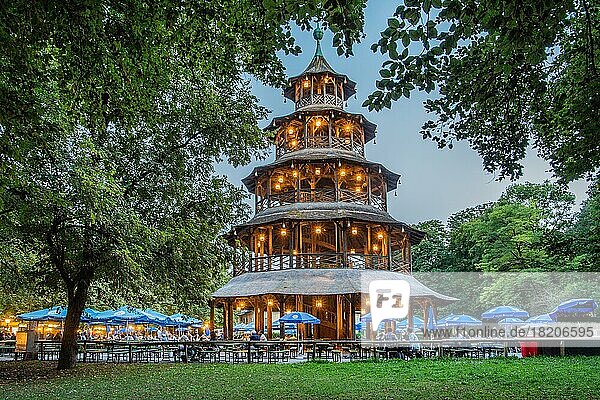 Biergarten am Chinesischen Turm im Englischen Garten bei Abenddämmerung  München  Oberbayern  Bayern  Deutschland  Europa