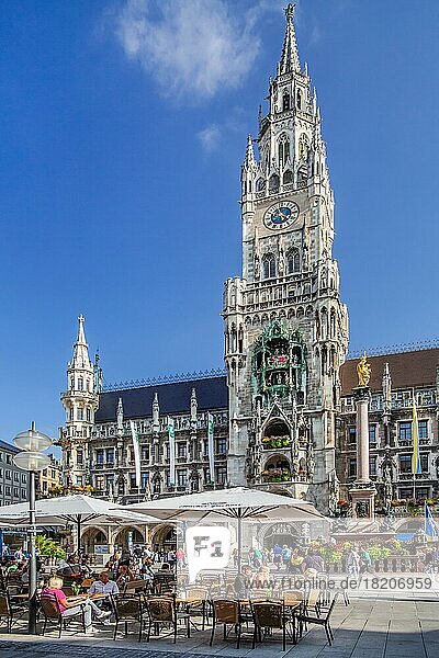 Marienplatz mit Straßencafé und Rathaus  München  Oberbayern  Bayern  Deutschland  Europa