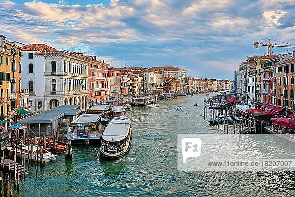 VENEDIG  ITALIEN  27. JUNI 2018: Canal Grande mit Booten  Vaporetto und Gondeln bei Sonnenuntergang von der Rialto-Brücke  Venedig  Italien  Europa