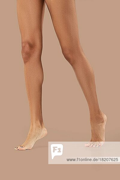 Barfuß Beine von afrikanischem Mädchen Modell