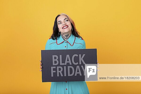 Schöne Frau hält ein Black Friday Schild. Kommerzielles Konzept. Handel