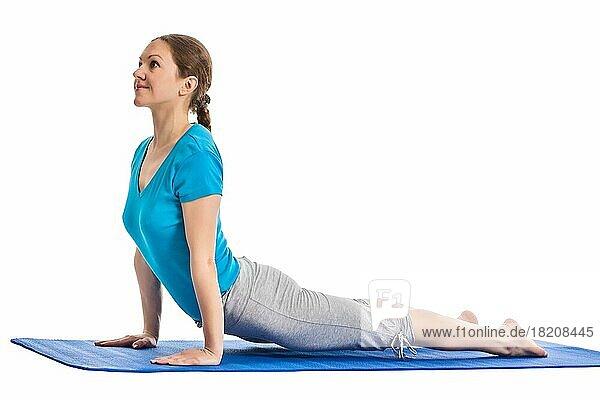 Yoga  junge schöne Frau Yoga-Lehrer tun Upward Facing Dog Pose (Back Bend) (Urdhva Mukha Svanasana) asana Übung vor weißem Hintergrund