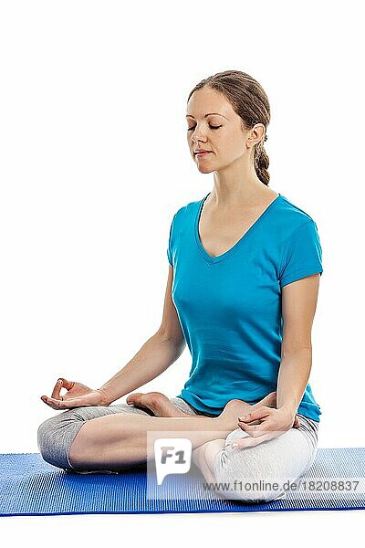 Yoga  junge schöne Frau Yogalehrer tun Lotus Position (Padmasana mit Kinn Mudra) Asana Übung  im Schneidersitz sitzende Asana für die Meditation  vor weißem Hintergrund