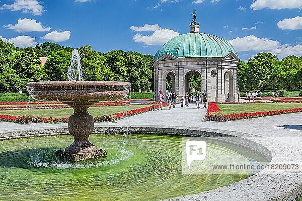 Brunnen im Hofgarten mit Dianatempel  München  Oberbayern  Bayern  Deutschland  Europa