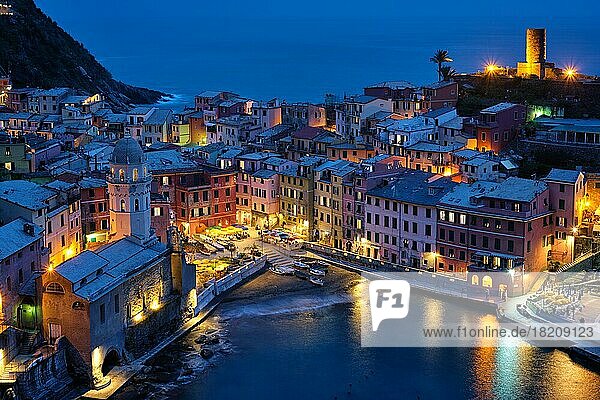 Vernazza Dorf beliebtes Touristenziel in Cinque Terre National Park ein UNESCO-Weltkulturerbe  Ligurien  Italien Blick in der Nacht von Azure Weg beleuchtet