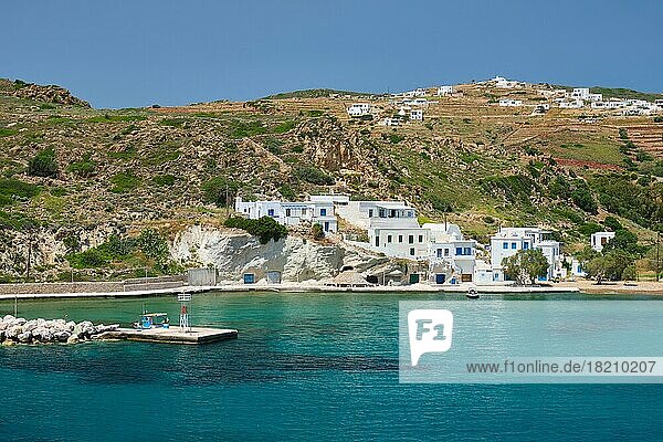 Griechisches Fischerdorf mit traditionellen weiß getünchten Häusern auf der Insel Milos mit Blick auf das Ägäische Meer in Griechenland