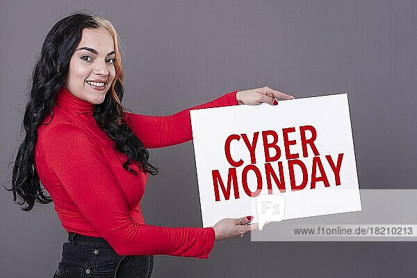 Schöne Frau hält ein Cyber Monday Schild. Kommerzielles Konzept. Handel