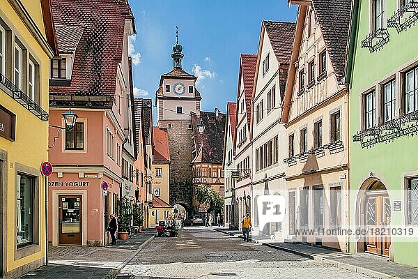 Galgengasse mit Weißem Turm  Rothenburg ob der Tauber  Taubertal  Romantische Strasse  Mittelfranken  Franken  Bayern  Deutschland  Europa
