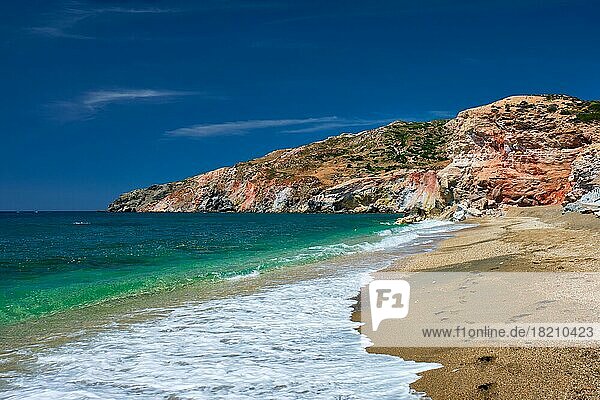Griechischer Strand in Griechenland Blick  Paleochori Strand und Wellen des Ägäischen Meeres  Milos Insel  Kykladen  Griechenland. Zeitlupe