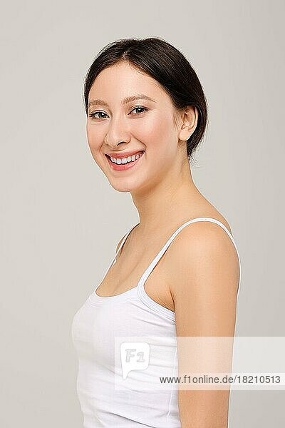 Porträt der schönen glücklichen asiatischen Mädchen in weißem T-Shirt und natürliches Make-up