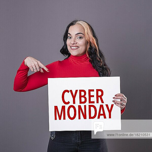 Schöne Frau  die auf ein Cyber Monday-Schild zeigt. Kommerzielles Konzept. Handel