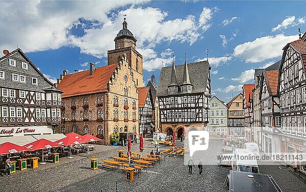 Marktplatz mit Weinhaus  Rathaus  Turm der Walpurgiskirche und Fachwerkhäusern  Alsfeld  Vogelsberg  Knüllgebirge  Hessen  Deutschland  Europa