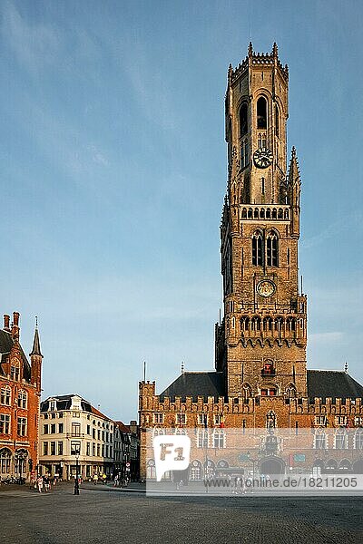 Brügge Belfried Turm berühmte Touristenziel und Grote Markt in Brügge  Belgien bei Sonnenuntergang