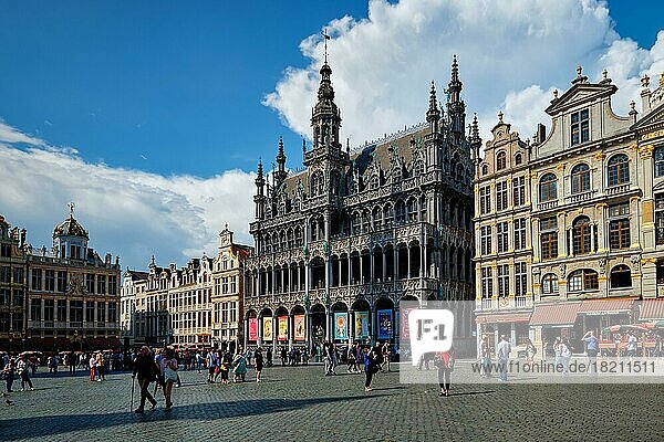 BRÜSSEL  BELGIEN  31. MAI 2018: Die berühmte Touristenattraktion Grote Markt (Grand Place) ist überfüllt mit Touristen. Bruxelles  Belgien  Europa