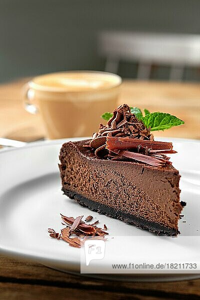 Nahaufnahme eines Stücks Schokoladenkuchen mit Cappuccino