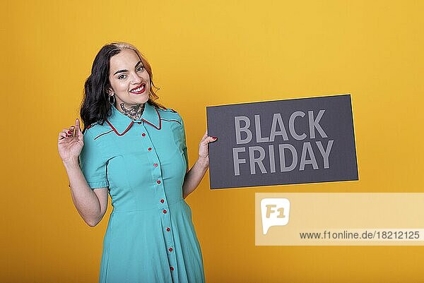 Schöne Frau hält ein Black Friday Schild. Kommerzielles Konzept. Handel