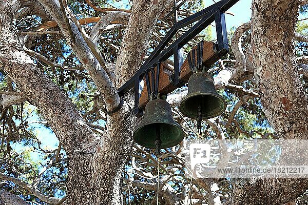 In der Klosteranlage des Klosters Preveli  Moni Preveli im Süden der Insel  Glockenturm  Glocken haengen in einem Baum nahe der Klosterkirche  Kreta  Griechenland  Europa