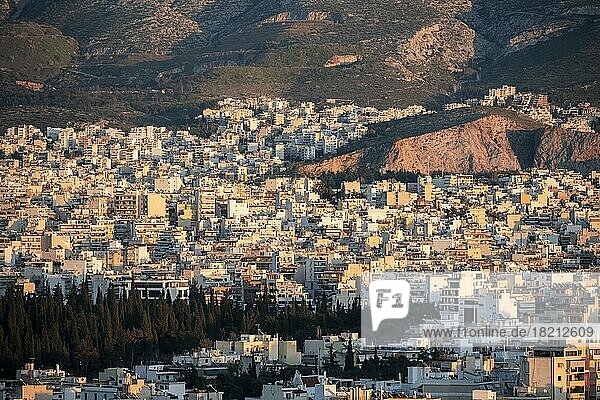 Dicht besiedelte Stadtlandschaft  Viele weiße Häuser  Athen  Griechenland  Europa
