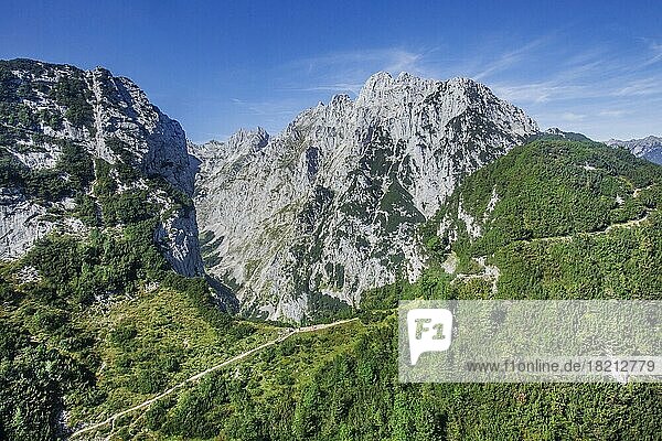 Wanderweg zum Hupfleitenjoch mit Waxenstein 2277m  Garmisch-Partenkirchen  Wettersteingebirge  Werdenfelser Land  Oberbayern  Bayern  Deutschland  Europa
