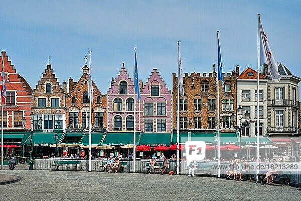 Brügge Grote Markt Platz berühmter touristischer Ort mit vielen Cafés und Restaurants  Brügge  Belgien  Europa