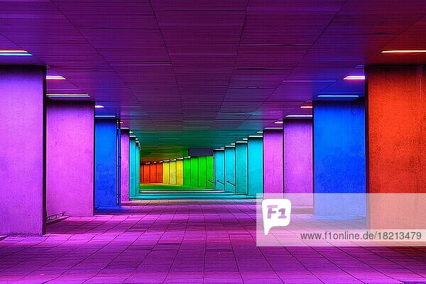 ROTTERDAM  NIEDERLANDE  11. MAI 2017: Bunt beleuchtete Galerie-Tunnel-Regenbogen-Passage-Installation unter dem NAI-Gebäude  Nederlands Architecture Institute in der Nähe des MuseumPark  Rotterdam