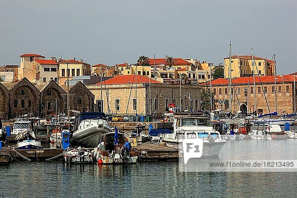 Hafenstadt Chania  Altstadt  Boote im venezianischen Hafen  Kreta  Griechenland  Europa