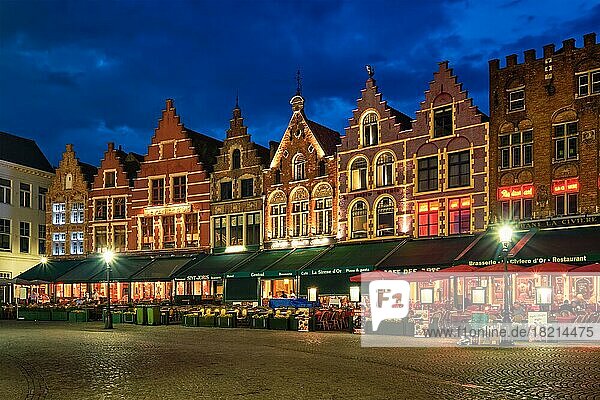 Brügge Grote Markt Platz berühmter touristischer Ort mit vielen Cafés und Restaurants in der Abenddämmerung  Brügge  Belgien  Europa