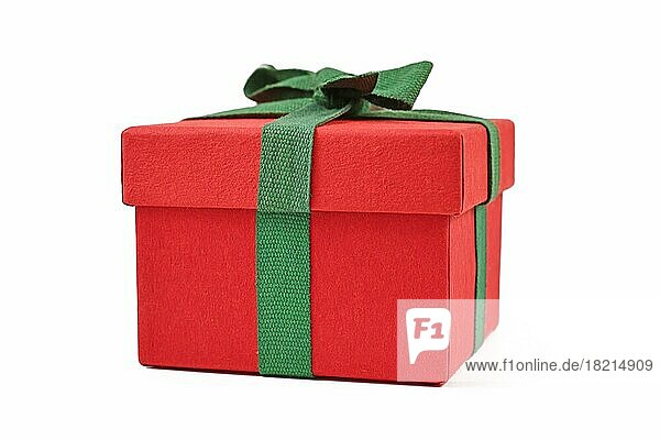 Seitenansicht der roten Weihnachtsgeschenk-Box mit grüner Schleife auf weißem Hintergrund
