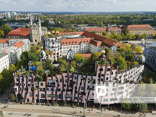 Drohnenaufnahme  Grüne Zitadelle  Hundertwasserhaus  Architekt Friedensreich Hundertwasser  Magdeburg  Sachsen-Anhalt  Deutschland  Europa