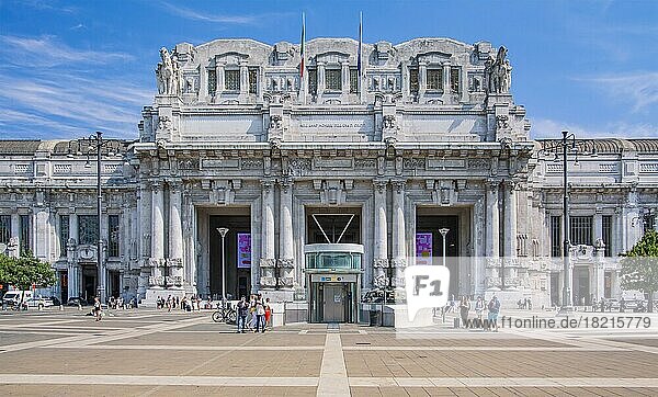 Portal of the central station Statione Centrale  Milan  Lombardy  Northern Italy  Italy  Europe