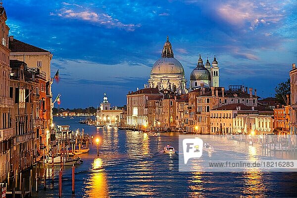 Blick auf den Canal Grande di Venezia mit Booten und der Kirche Santa Maria della Salute am Abend von der Brücke Ponte dell'Accademia aus. Venedig  Italien  Europa