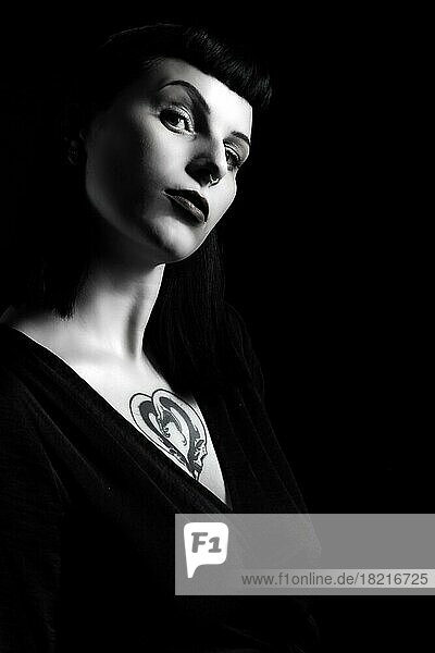 Portrait junge Frau mit Brust-Tattoo  Schwarz-Weiß-Foto