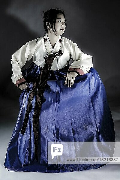 Frau in koreanischer Tracht  koreanische Frau im Hanbok  Korea