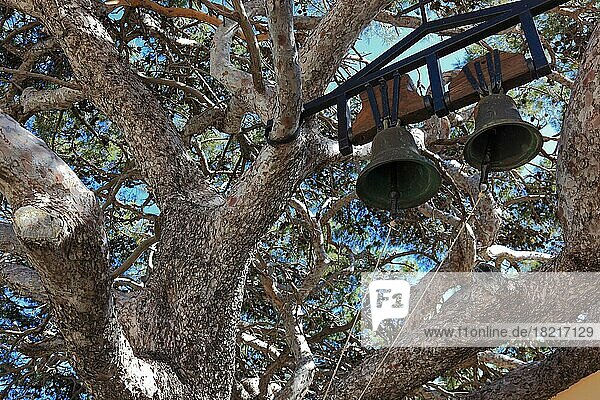 In der Klosteranlage des Klosters Preveli  Moni Preveli im Süden der Insel  Glockenturm  Glocken haengen in einem Baum nahe der Klosterkirche  Kreta  Griechenland  Europa