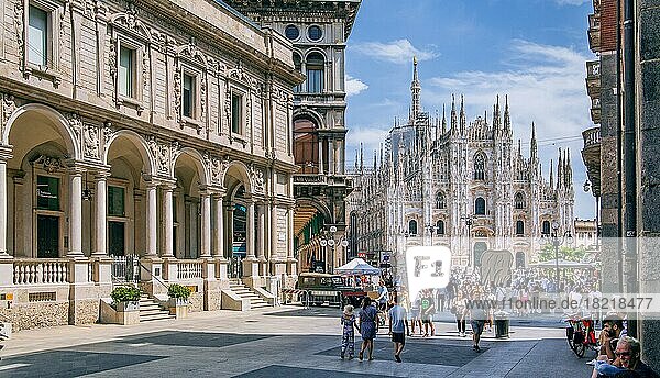 Palazzo Giureconsulti in Piazza dei Mercanti with view of the Duomo  Milan  Lombardy  Northern Italy  Italy  Europe