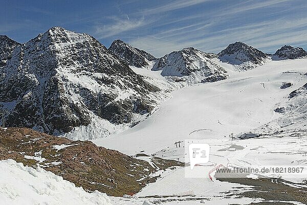 Skigebiet Pitztaler Gletscher  Blick vom Glacierrestaurant auf den Gletscher und die umliegenden Berge  Ötztaler Alpen  Tirol  Österreich  Europa