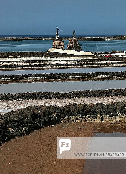 Die Salinas de Janubio  größte Salzgewinnungsanlage der Kanarischen Inseln Bei Yaiza  Lanzarote  Spanien  Europa