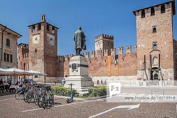 Statua di Camillo Benso Conte di Cavour in front of the Castelvecchio  Verona  Veneto  Northern Italy  Italy  Europe