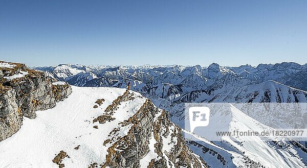 Bergsteiger im Winter im Schnee  Am Schafreuter  Karwendelgebirge  Alpen bei gutem Wetter  Bayern  Deutschland  Europa