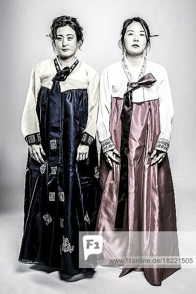 Zwei Frauen in koreanischer Tracht  koreanische Geschwister im Hanbok  Schwestern  Korea