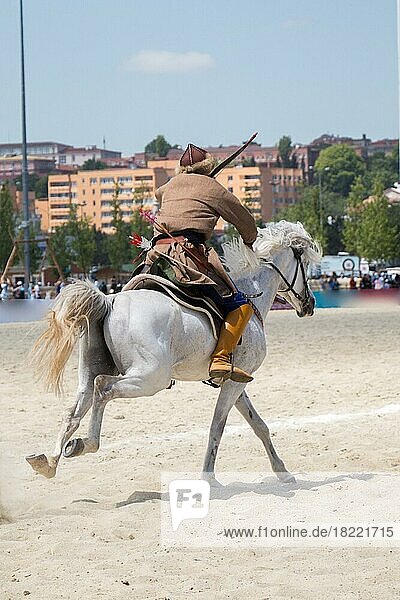 Türkischer Mann und Reiter ethnische Kleidung Beispiele
