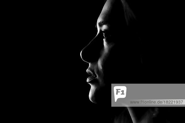 Portrait junge Frau im Profil  Frau aus Bosnien  Streiflicht  Schwarz-Weiß-Foto