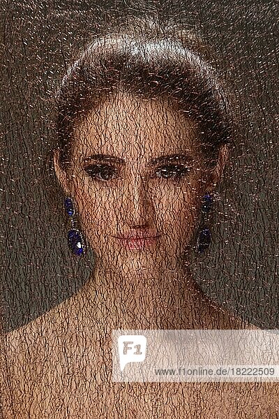 Nahaufnahme eines Porträts einer hübschen jungen Frau mit Ohrringen  die sich hinter einem Netzvorhang versteckt