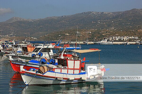 Sitia  kleine Hafenstadt im östlichen Teil der griechischen Insel bunte Fischerboote im Hafen  Kreta  Griechenland  Europa