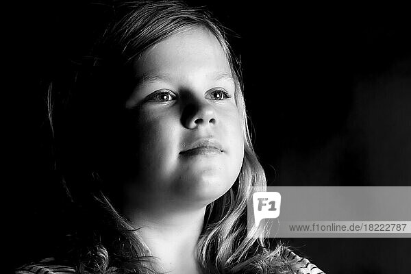 Mädchen Portrait  Kind  Schwarz-Weiß-Foto