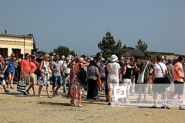 Knossos  Palastanlage der Minoer  Teil der Anlage mit Besucher  Kreta  Griechenland  Europa