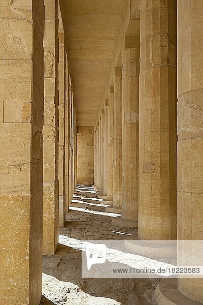 Deir el-Bahari  Totentempel der Pharaonin Hatschepsut  Erste Ebene mit Kolonnaden  Luxor  Ägypten  Afrika