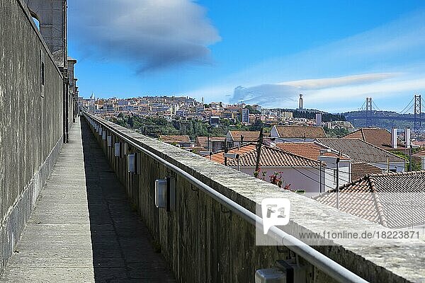 Blick auf die Stadt von der Spitze des historischen Aquädukts der Freien Wasser oder Águas Livres Aquädukt aus dem 18. Jahrhundert  Lissabon  Portugal  Europa