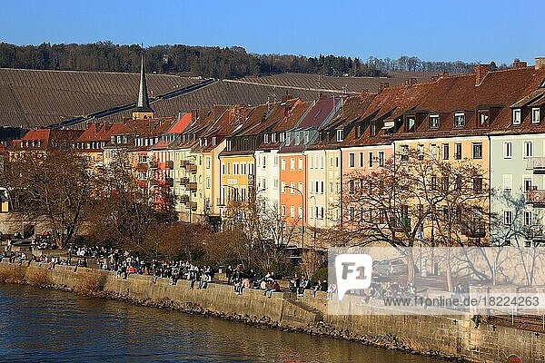 Menschen genießen die erste Frühlingssonne entlang der Altstadthäuser am Main  Würzburg  Unterfranken  Bayern  Deutschland  Europa