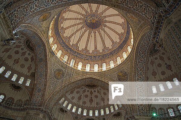 Innenansicht einer Kuppel in osmanischer Architektur in Istanbul  Türkei  Asien